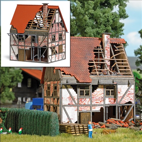 Busch 1667 H0 Verfallener Fachwerkhaus