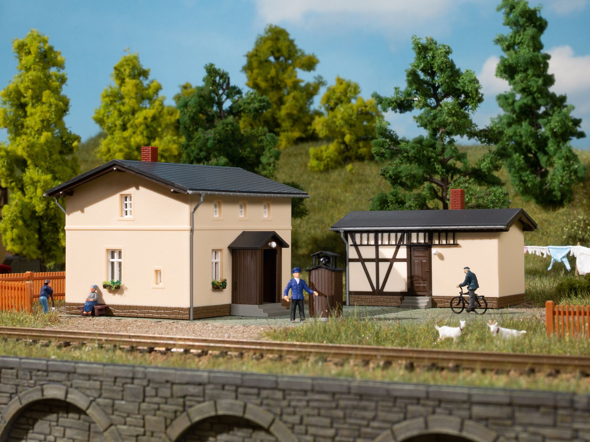 13347 Auhagen TT Bahnwärterwohnhaus mit Nebengebäude